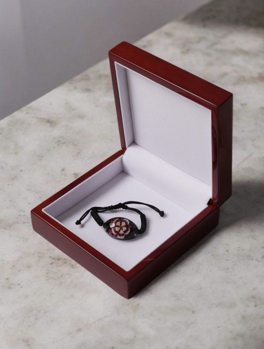 Brățară cu garofiță înrămată în rășină [2]