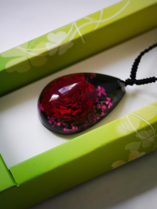 Colier cu trandafir mediu înrămat în rășină [3]