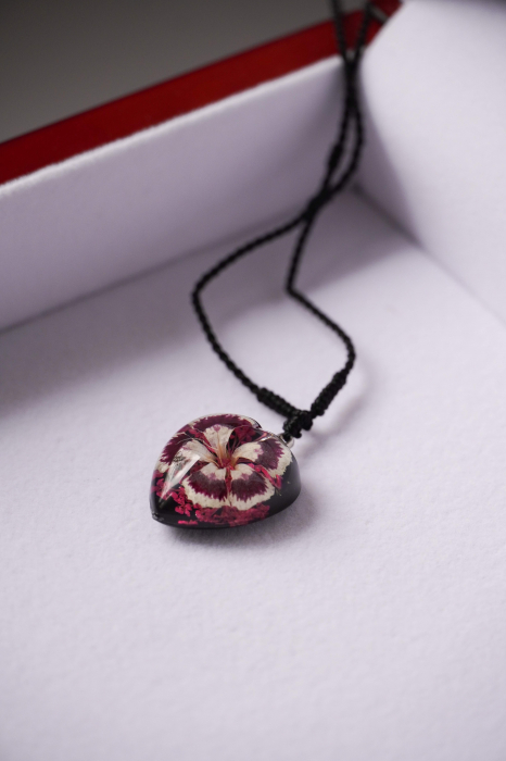 Colier inimă cu garofiță sau floare de pai înrămate în rășină [1]