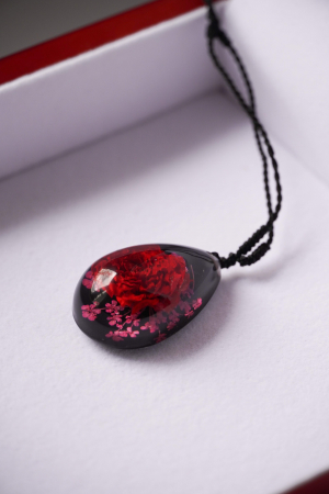 De purtat - Colier cu trandafir mediu înrămat în rășină