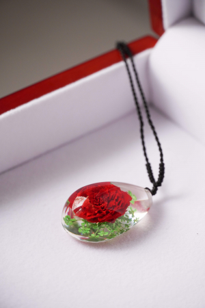 Colier cu trandafir mediu înrămat în rășină [4]