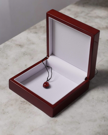 Colier cu trandafir mic înrămat în rășină [1]