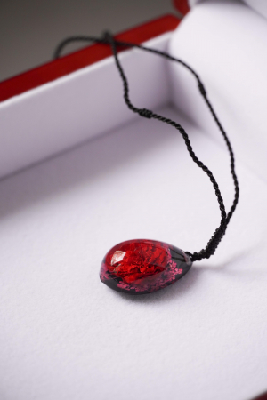 De purtat - Colier cu trandafir mic înrămat în rășină