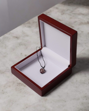 Colier inimă cu garofiță sau floare de pai înrămate în rășină [1]