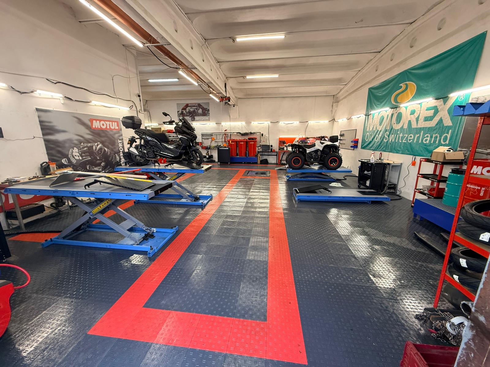 Atelierul MYMOTO Cluj Service cu elevatoare moto, Calea Baciului 47, Cluj-Napoca