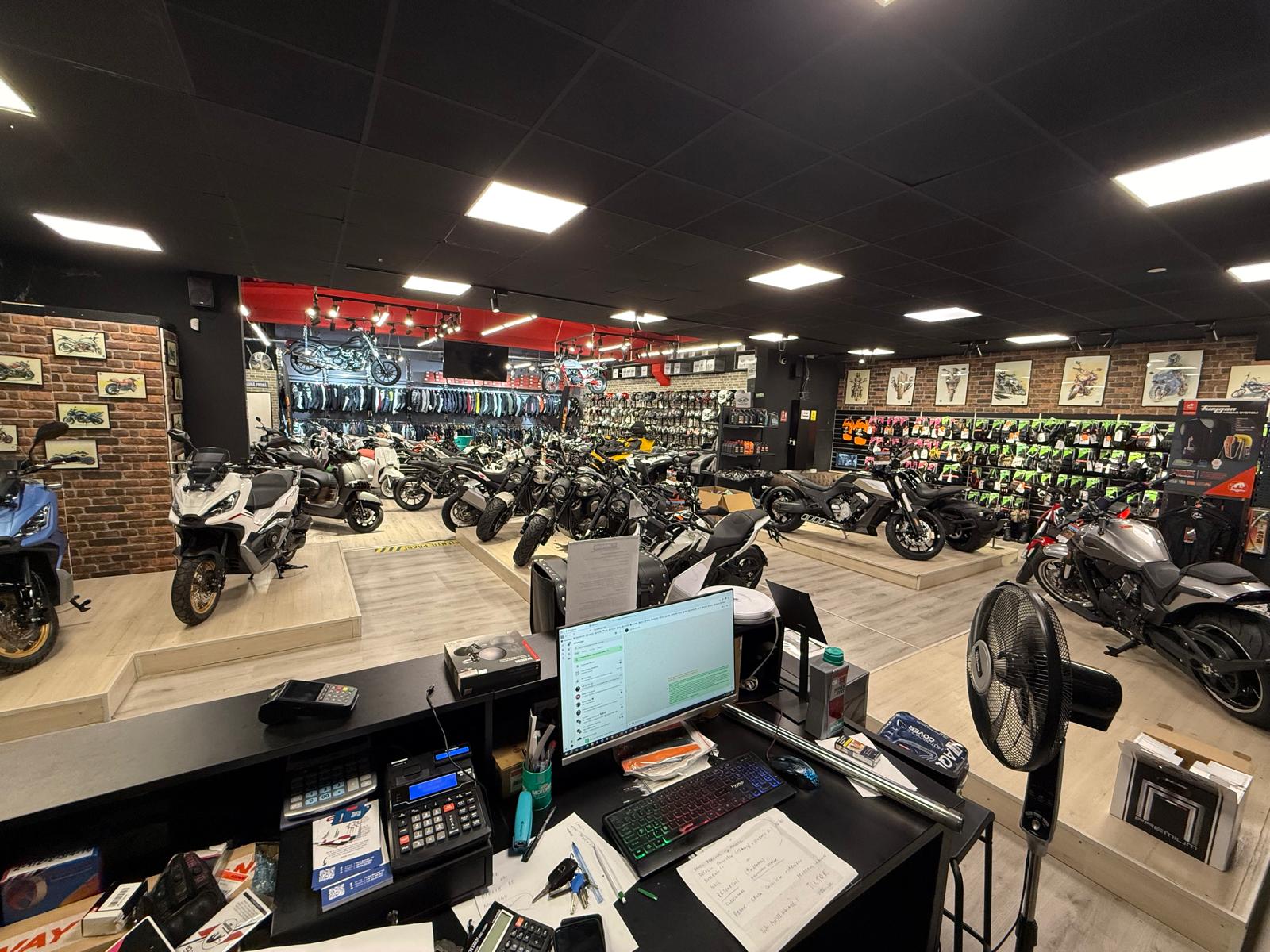 ATV-uri și echipamente în showroomul MYMOTO Cluj