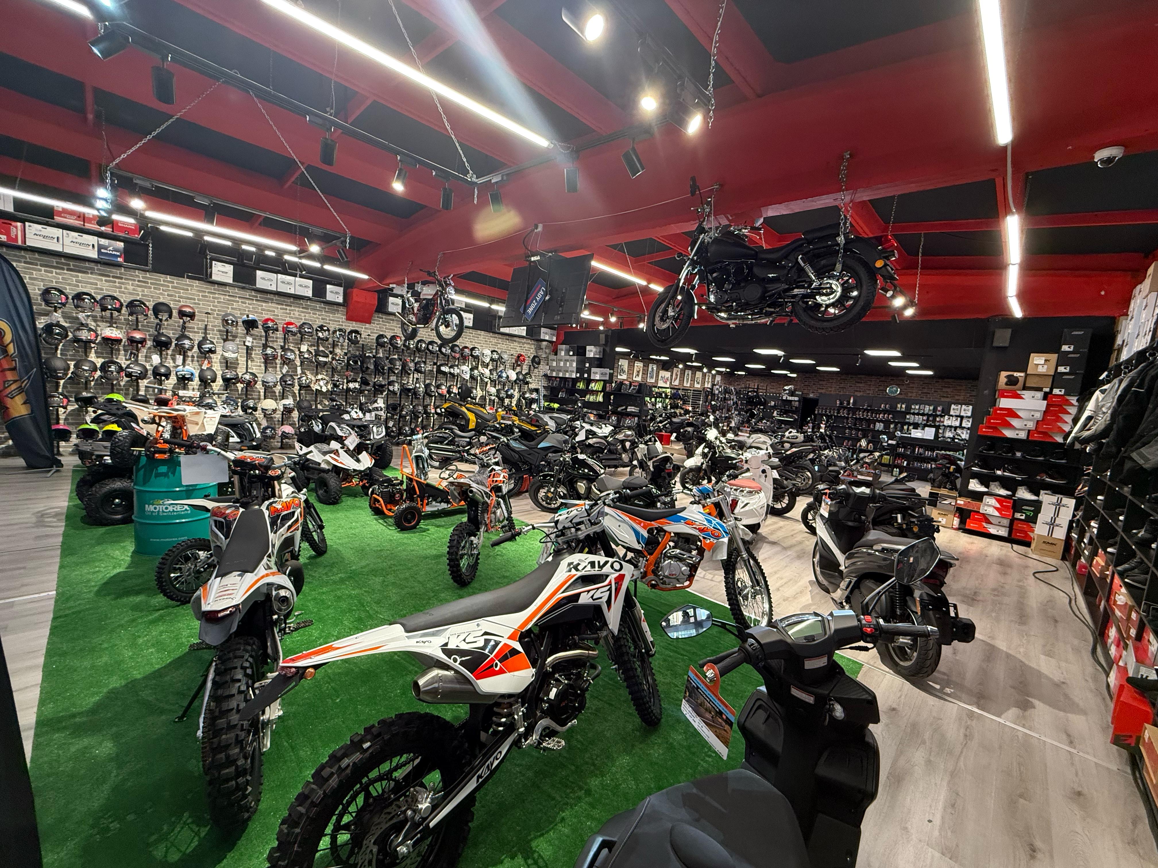 Motociclete expuse în showroomul MYMOTO Cluj