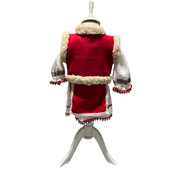 Costum popular fetite cu cojoc, broderie alb/rosu, 4 piese [5]