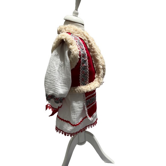Costum popular fetite cu cojoc, broderie alb/rosu, 4 piese [4]