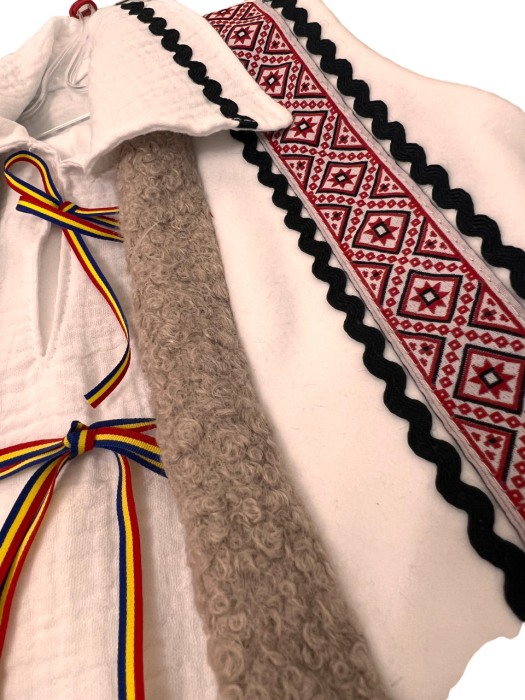 Costum traditional baieti cu cojoc, broderie alb/rosu, premium [4]