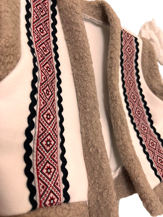 Costum traditional baieti cu cojoc, broderie alb/rosu, premium [5]