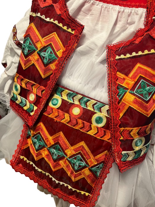 Costum traditional fetite cu vesta, broderie alb/rosu, 5 piese [4]