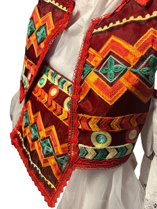 Costum traditional fetite cu vesta, broderie alb/rosu, 5 piese [3]