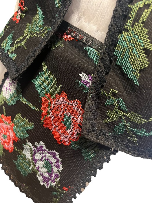 Costum traditional fetite cu vesta, culoare alb/negru cu motiv floral, 5 piese [4]