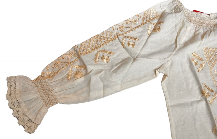 Ie, crem, broderie cu motive traditionale aurii, femei [2]