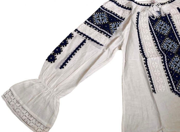 Ie traditionala , alba, broderie albastru/alb, maneci stil clopot, femei [2]