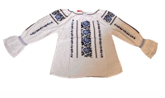 Ie traditionala , alba, broderie cu motiv floral albastru, maneci stil clopot, femei [1]