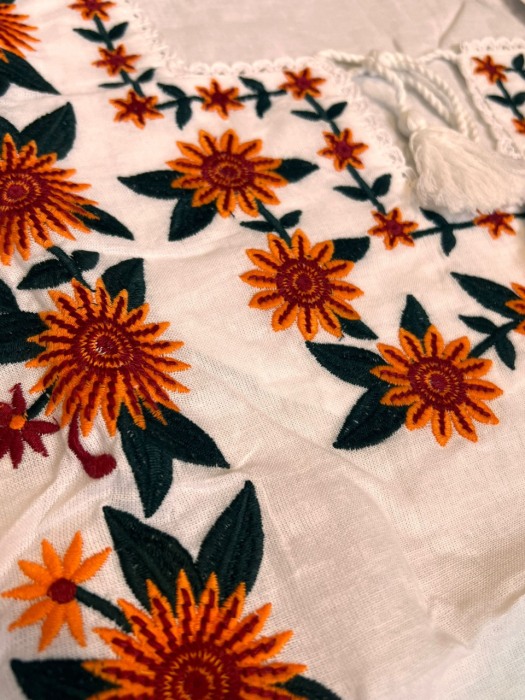 Ie traditionala , alba, broderie cu motiv floral, femei [3]