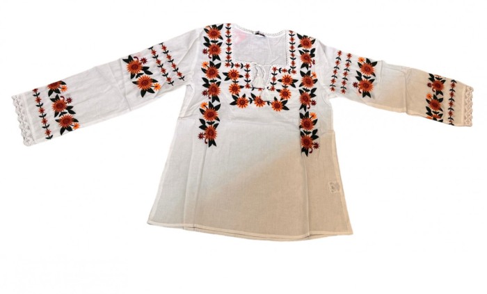 Ie traditionala , alba, broderie cu motiv floral, femei [1]