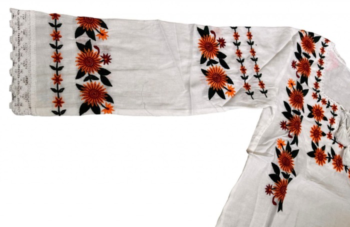 Ie traditionala , alba, broderie cu motiv floral, femei [2]