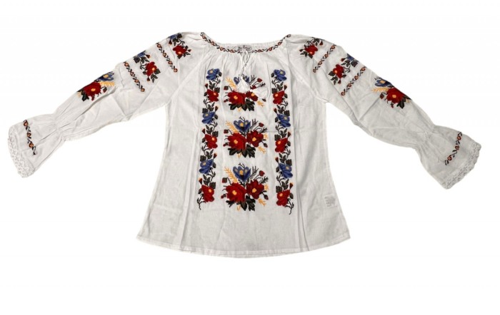 Ie traditionala , alba, broderie cu motiv floral rosu/albastru, maneci stil clopot, femei [1]