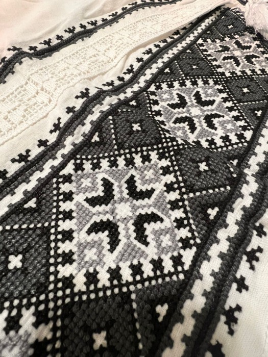 Ie traditionala , alba, broderie gri/negru, maneci stil clopot, femei [4]