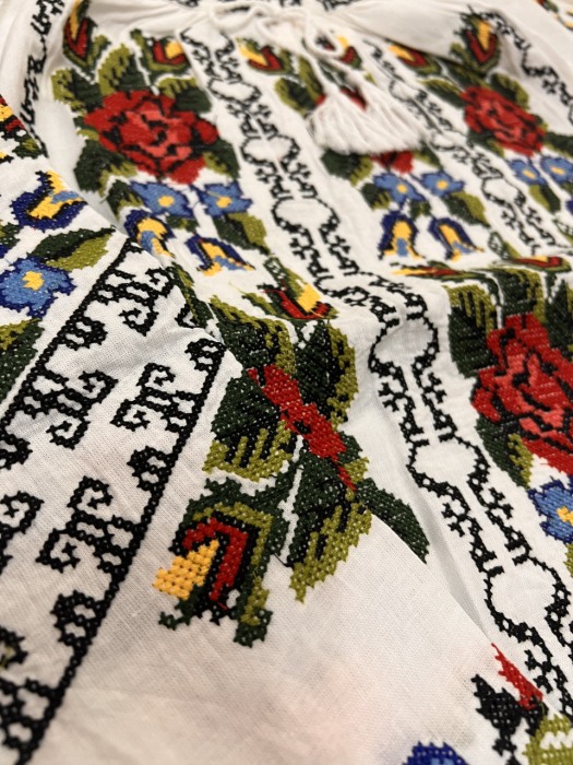 Ie traditionala , alba, broderie multicolor, femei [3]