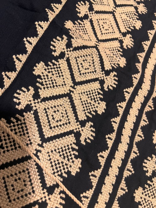 Ie traditionala, neagra, broderie cu motiv traditional auriu, femei [4]