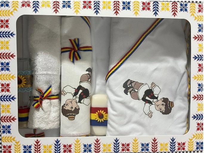 Trusou botez traditional complet, baieti, culoare alb-tricolor, setul contine 8 piese, lumanare traditionala [5]