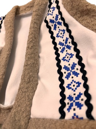 Costum traditional baieti cu cojoc, broderie alb/albastru, premium [3]