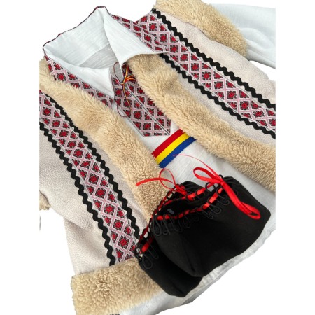 Costum traditional baieti cu cojoc, broderie alb/rosu [3]