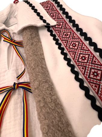 Costum traditional baieti cu cojoc, broderie alb/rosu, premium [3]