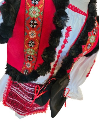 Costum traditional fete cu vesta, alb/rosu/negru, 5 piese [4]