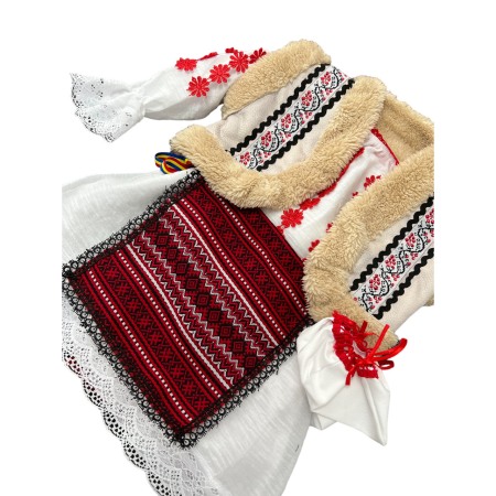 Costum traditional fetite cu cojoc, broderie alb/rosu, 5 piese [1]