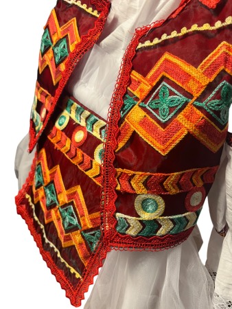 Costum traditional fetite cu vesta, broderie alb/rosu, 5 piese [2]