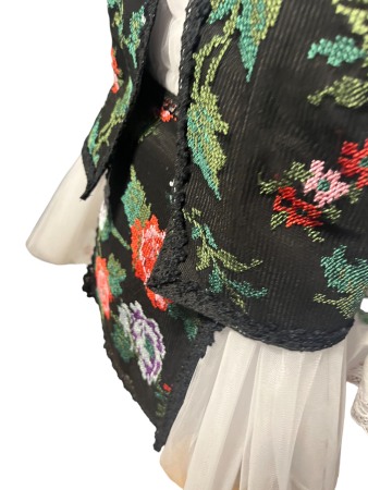 Costum traditional fetite cu vesta, culoare alb/negru cu motiv floral, 5 piese [4]
