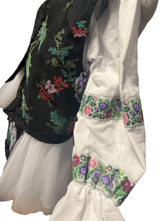 Costum traditional fetite cu vesta, culoare alb/negru cu motiv floral, 5 piese [2]