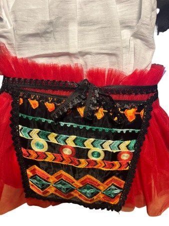 Costum traditional fetite cu vesta, culoare alb/rosu/negru, 5 piese [4]