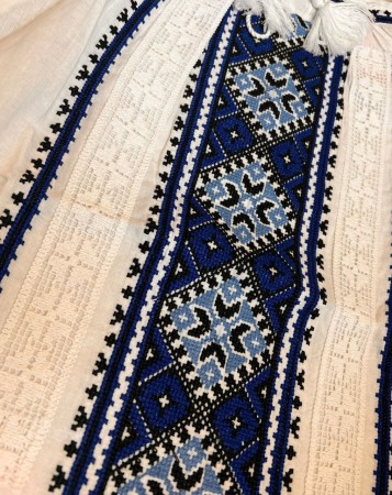 Ie traditionala , alba, broderie albastru/alb, maneci stil clopot, femei [2]