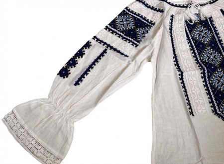 Ie traditionala , alba, broderie albastru/alb, maneci stil clopot, femei [1]
