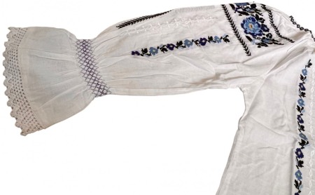 Ie traditionala , alba, broderie cu motiv floral albastru, maneci stil clopot, femei [1]