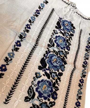 Ie traditionala , alba, broderie cu motiv floral albastru, maneci stil clopot, femei [2]
