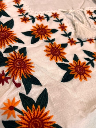 Ie traditionala , alba, broderie cu motiv floral, femei [2]