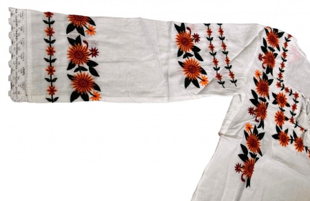 Ie traditionala , alba, broderie cu motiv floral, femei [1]
