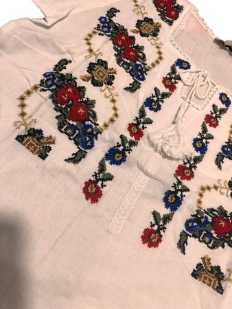 Ie traditionala , alba, broderie cu motiv floral multiolor, femei [1]