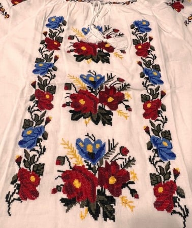 Ie traditionala , alba, broderie cu motiv floral rosu/albastru, maneci stil clopot, femei [2]