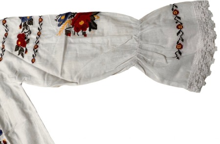 Ie traditionala , alba, broderie cu motiv floral rosu/albastru, maneci stil clopot, femei [1]