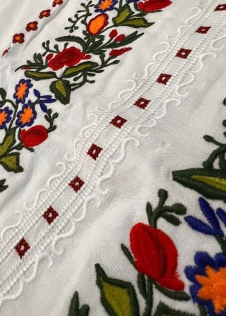 Ie traditionala , alba, broderie cu motiv floral rosu/galben, femei [1]