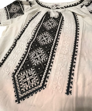 Ie traditionala , alba, broderie gri/negru, maneci stil clopot, femei [1]