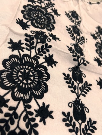 Ie traditionala , alba, broderie neagra, femei [2]